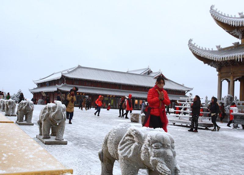 峨眉金顶最新天气预报，气象变化对旅游活动的影响分析